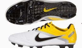 耐克最新足球鞋爆料,科技革新，战靴新篇章